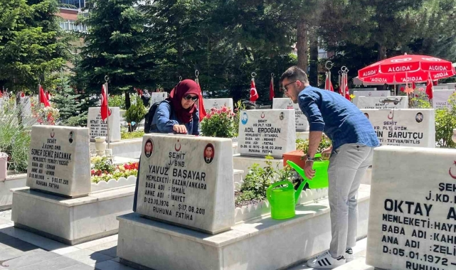 Bayram öncesinde şehit ailelerinin ilk durağı şehitlikler oldu