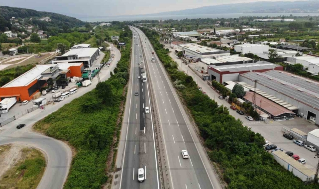 Bayram trafiğine yakalanmak istemeyenler Anadolu Otoyolu'nda akıcı yoğunluk oluşturdu