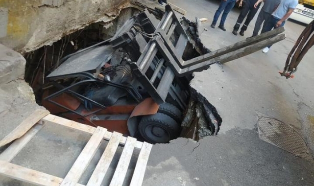 Bayrampaşa'da çukura düşen forklift vinç yardımıyla kurtarıldı