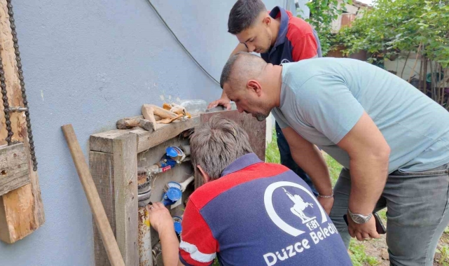 Belediye ekipleri su sayaçlarını kontrol ediyor