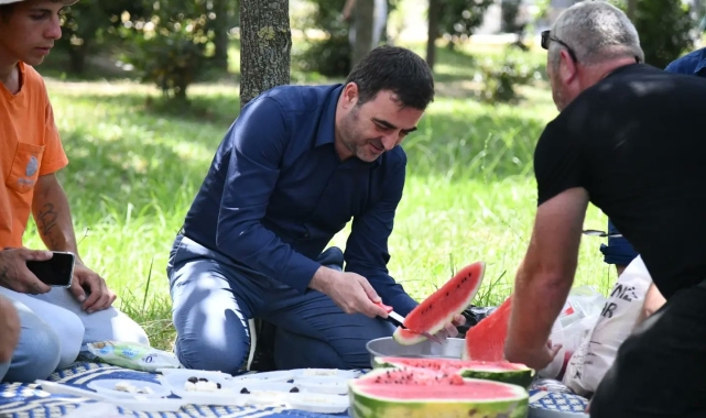 Belediye işçilerine karpuz ikramı