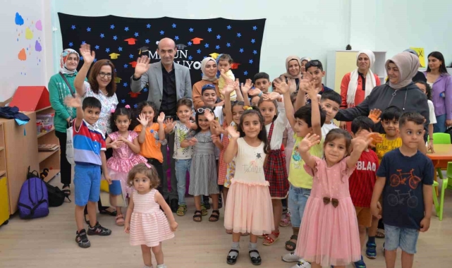 Belediyeden öğrencilere karne hediyesi