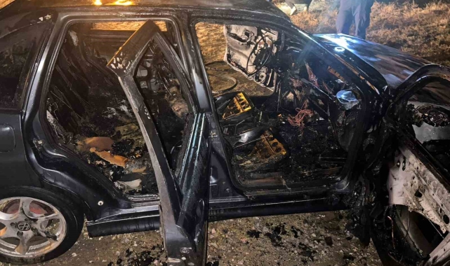 Benzin kaçağı sebebiyle park halindeki otomobil alev alev yandı
