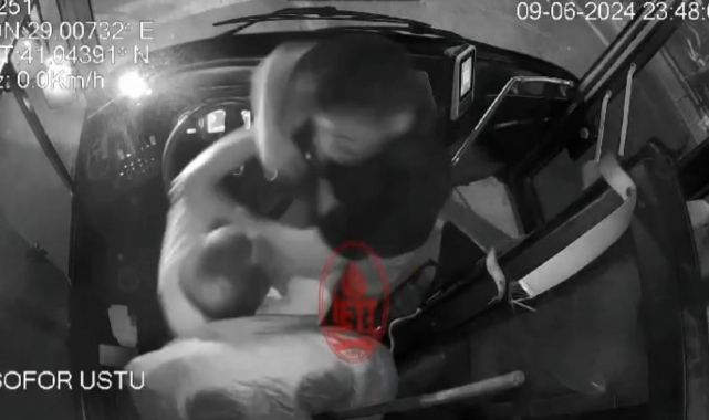 Beşiktaş'ta İETT otobüsünde kazayla biten "araç nereden geçiyor" kavgası kamerada