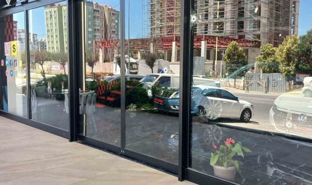 Beylikdüzü'nde önce tehdit ettiler ardından 2 kez galeriyi kurşunladılar