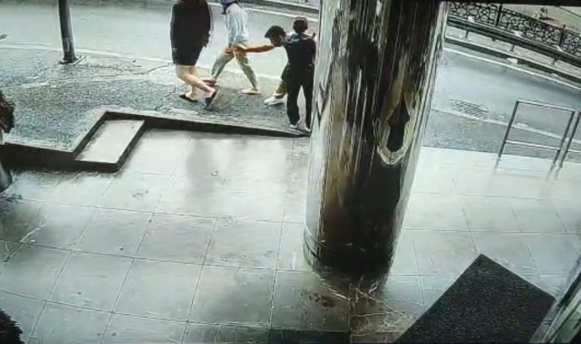 Beyoğlu'nda Güney Koreli kadına kapkaç kamerada: Peşinden koştukları şahsı polis yakaladı