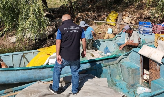 Beyşehir Gölü'nde balıkçı tekneleri ve balık işleme fabrikaları denetlendi