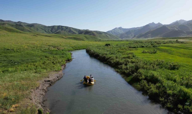 Beytüşşebaplı sporcular 35 kilometrelik mendereslerde rafting yaptı