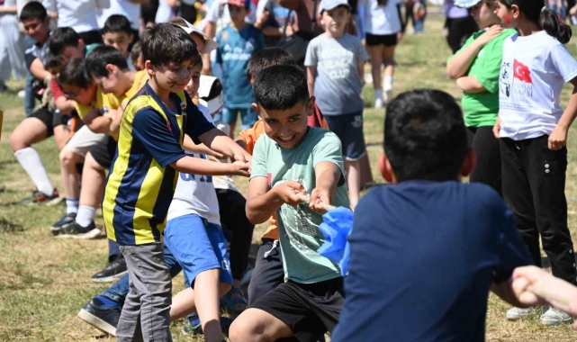 Bilecik'te binlerce çocuk unutulmaya yüz tutmuş oyunları hep birlikte oynadı