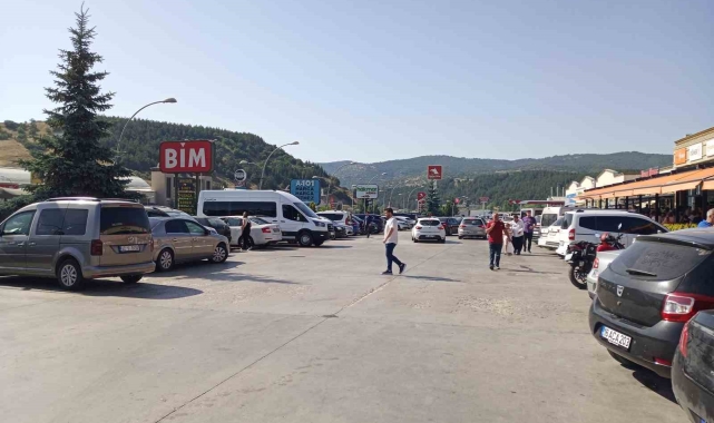 Binlerce aracın geçiş yaptığı karayolunda bayram dönüşü yoğunluğu