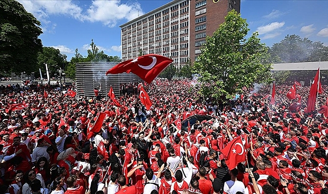 BİNLERCE TÜRK TARAFTAR PORTEKİZ MAÇI ÖNCESİNDE TARAFTAR YÜRÜYÜŞÜ GERÇEKLEŞTİRDİ!