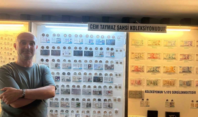 Biriktirdiği paraları cam bölmede sergiliyor