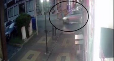 Bisikletiyle aniden yola çıkan çocuğa otomobil çarptı... O anlar kamerada