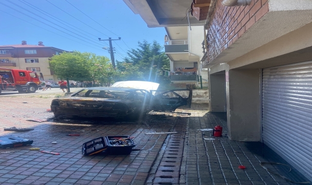 Bolu'da tamir edildiği sırada yangın çıkan otomobil kullanılamaz hale geldi