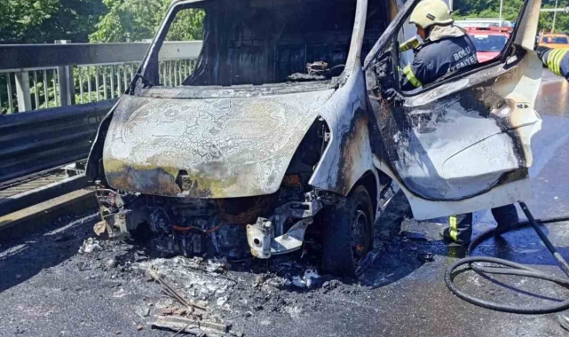 Bolu Dağı'nda minibüs alev alev yandı