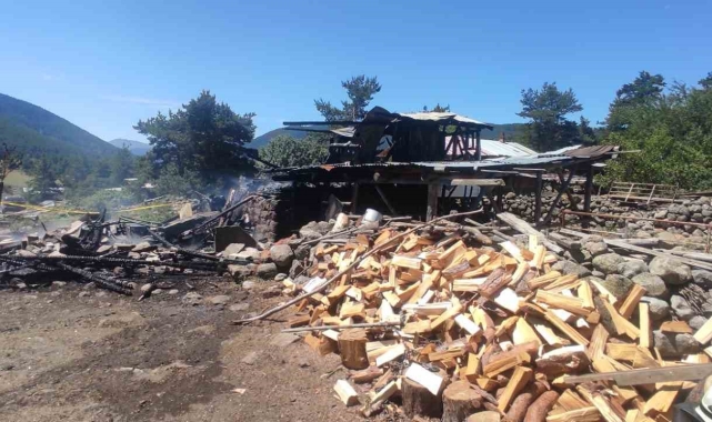 Bolu'da yangın: Ev ve müştemilat küle döndü