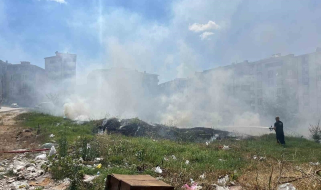 Boş arazide yangın çıktı