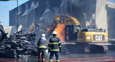 Boya fabrikasında çıkan yangında ev ve araçlar küle döndü