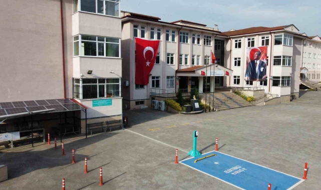Bu okul enerjisini güneşten alıyor
