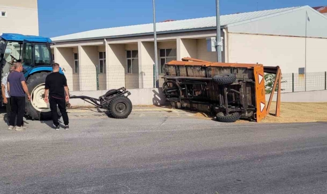 Buğday yüklü traktör devrildi, yol buğday ambarına döndü