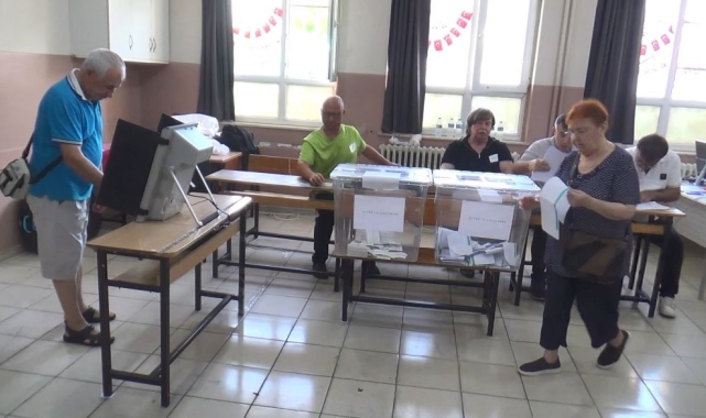 Bulgaristan seçimleri için elektronik cihazla oylar atılıyor