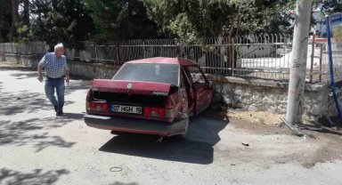 Burdur'da kavşağa kontrolsüz giren otomobil ile minibüs çarpıştı, 1 yaralı