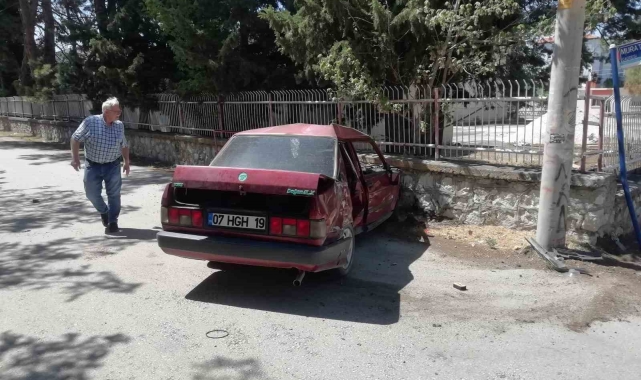 Burdur'da kavşağa kontrolsüz giren otomobil ile minibüs çarpıştı, 1 yaralı