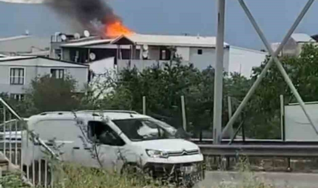 Bursa'da evin çatısı alevlere teslim oldu