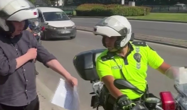 Bursa'da geç kalan öğrencileri yine motosikletli polisler yetiştirdi