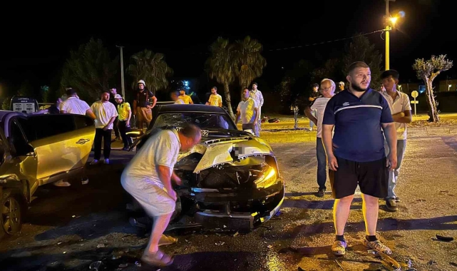 Bursa'da iki otomobil kafa kafaya çarpıştı: 3 yaralı
