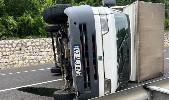 Bursa'da kamyonet devrildi : 3 yaralı