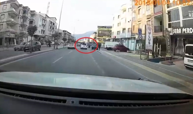 Bursa'da makas atan otomobil, bebek ile anneyi altına alıyordu