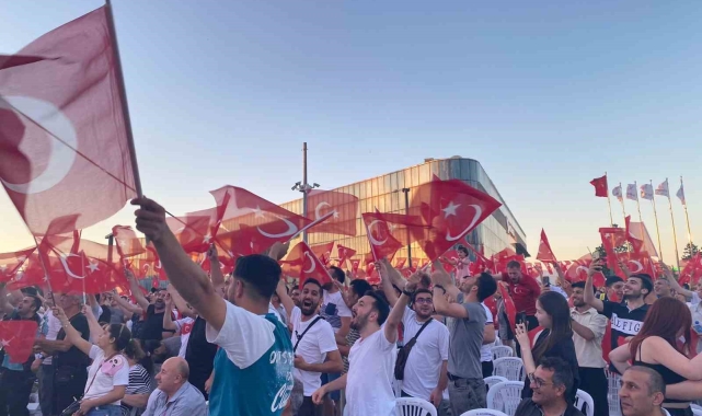 Bursa'da milli heyecan dev ekranda yaşandı