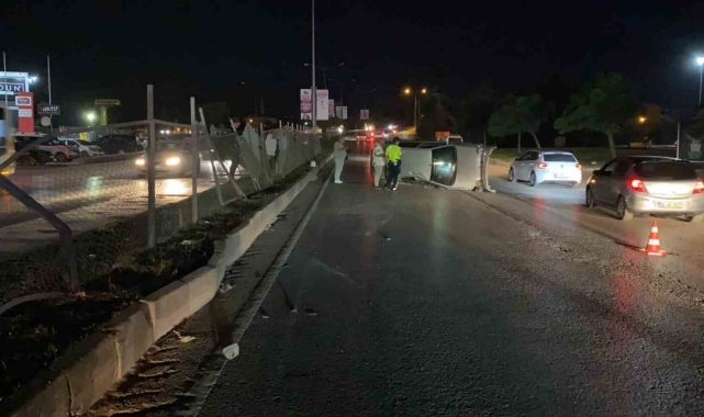 Bursa'da refüjdeki koruma tellerine çarpan otomobil takla attı: Karı-koca yaralandı