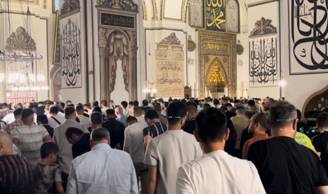 Bursa'da vatandaşlar, bayram namazı için Ulu Cami'ye akın etti