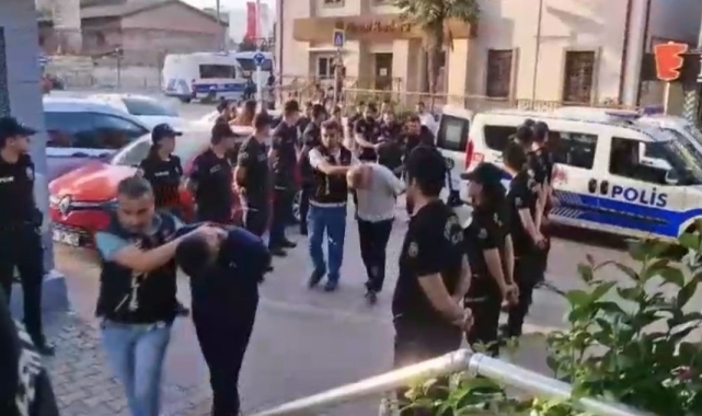 Bursa'da zehir tacirlerine şafak operasyonu...Kapılar koçbaşlarıyla kırıldı, dron havadan takip etti