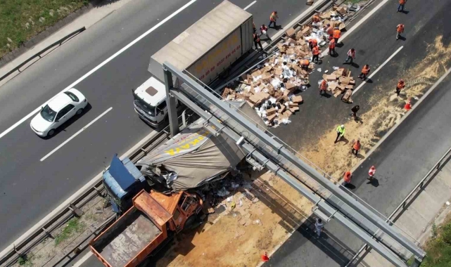 Büyükçekmece TEM'de feci kaza: Bariyerleri aşan kamyon, çalışma yapan karayolları aracına çarptı