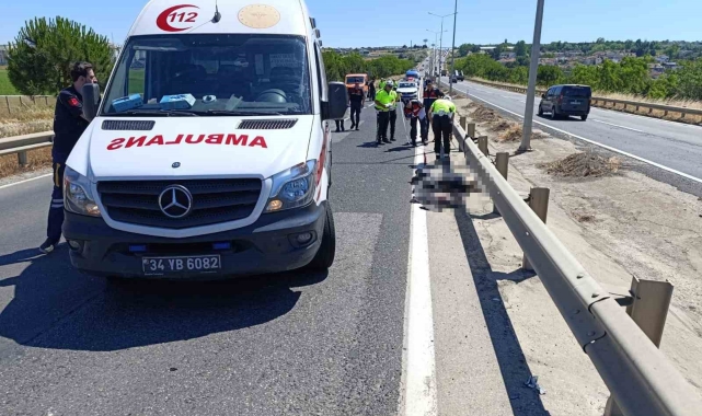 Büyükçekmece'de kırmızı ışıkta geçen bisikletliye motosiklet çarptı: 3 yaralı