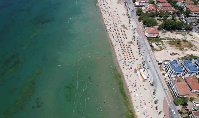 Büyükçekmece'de Kurban Bayramında vatandaşlar serinlemek için denize akın etti