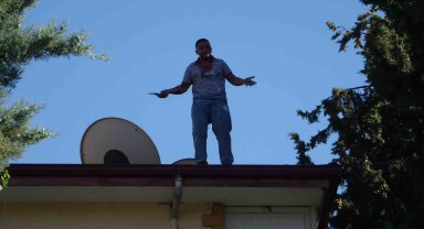 Büyükşehir belediyesinde konteyner talebine olumsuz yanıt alan genç elinde bıçakla çatıya çıktı