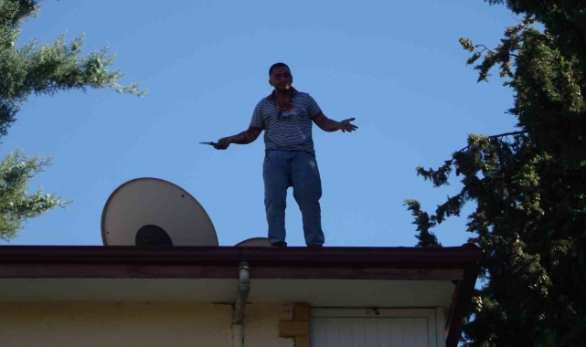 Büyükşehir belediyesinde konteyner talebine olumsuz yanıt alan genç elinde bıçakla çatıya çıktı