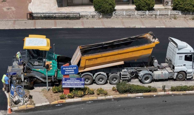 Büyükşehir Nazilli'de yolları yeniliyor