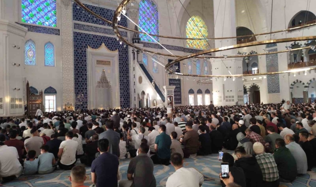 Çamlıca Camii'nde bayram namazı kılındı