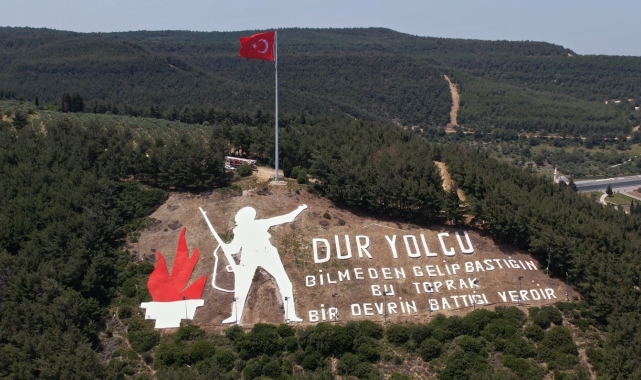 Çanakkale'nin simgesi 'Dur Yolcu' yazısının Türk bayrağı ve direği yenilendi