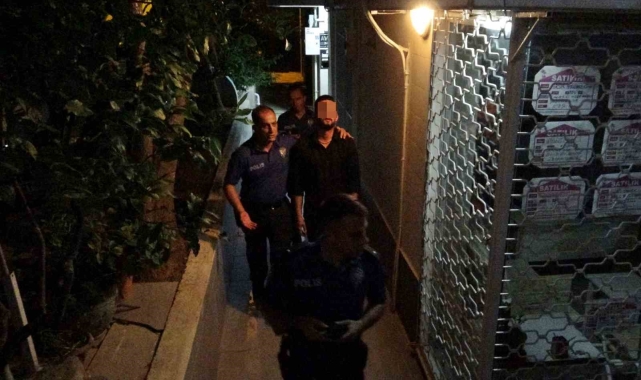 Çatıya çıkıp 2 saat polise ecel teri döktürdü, gelen telefonla ikna oldu