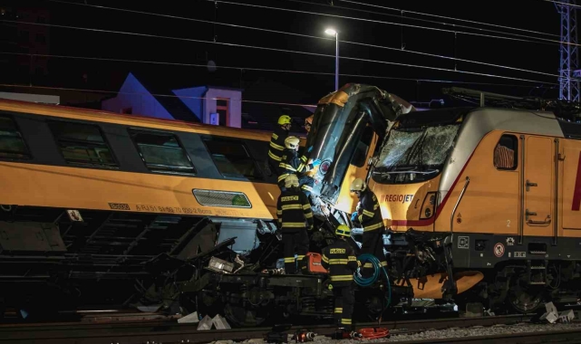 Çekya'da iki tren kafa kafaya çarpıştı: 4 ölü, 22 yaralı