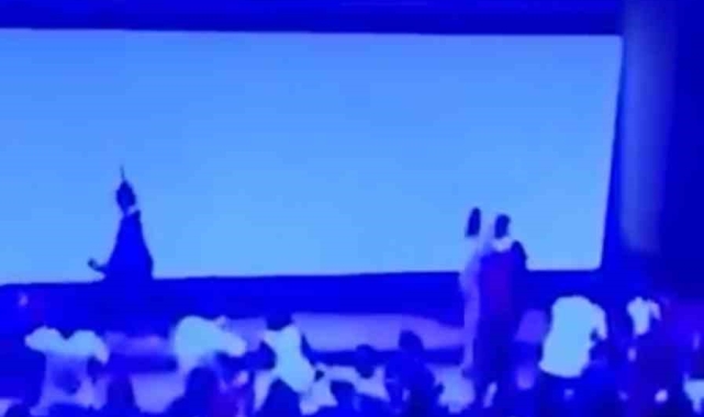 Cemal Reşit Rey Salonunda dev ekranın düştüğü anlar kamerada