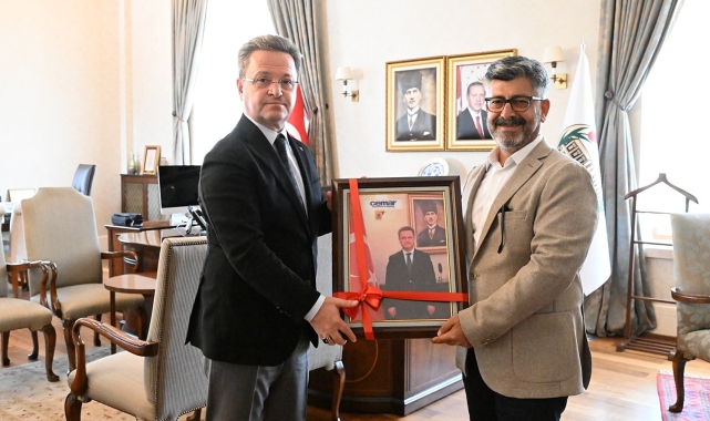 Cemar'dan Vali Enver Ünlü'ye özel tablo hediyesi