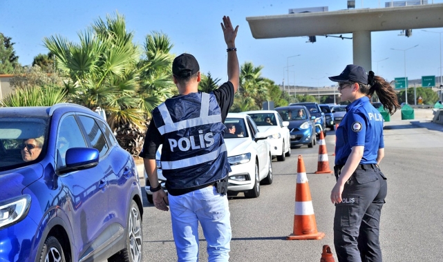 Çeşme'ye tatilde 288 bin araç giriş yaptı