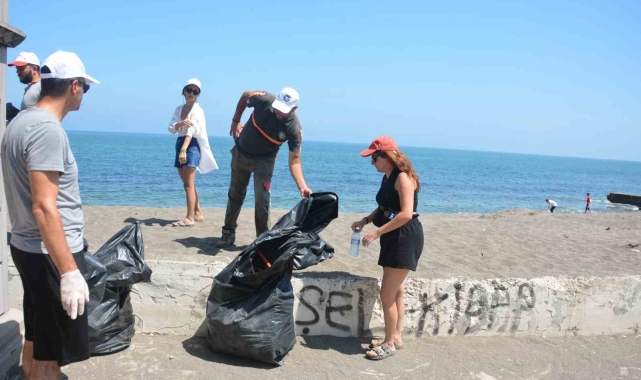 Çevreciler sahili temizledi